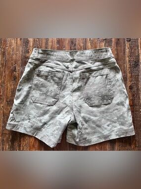 SPANX Stone Wash Camo Stretch Twill Short Sz M EUC